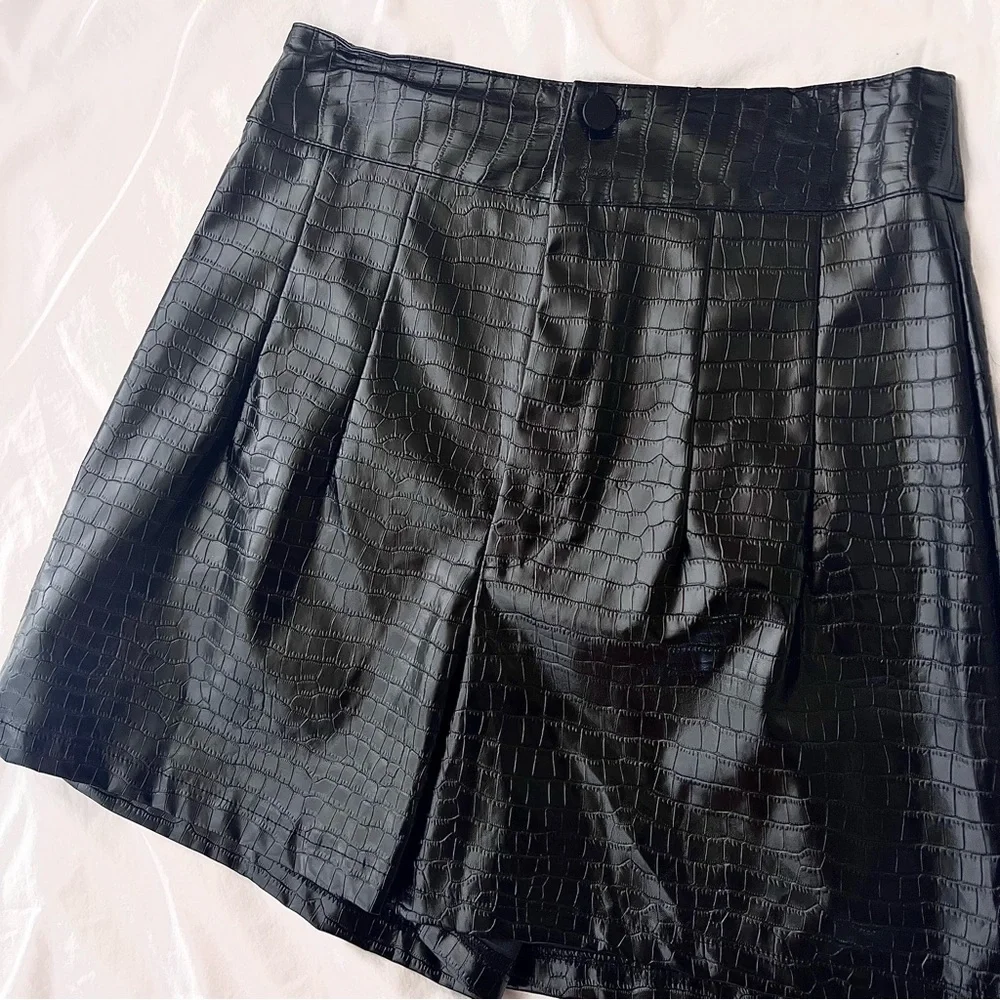 NWOT PrettyLittleThing Black Croc Faux Leather Pleat Detail High Waisted Shorts - Picture 5 of 16